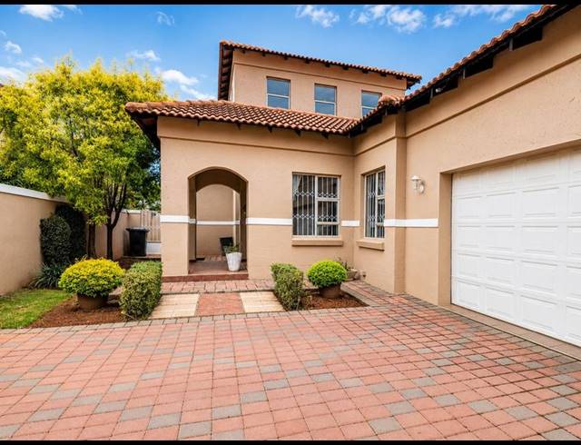 3 BEDROOM HOUSE FOR SALE IN MIDSTREAM ESTATE